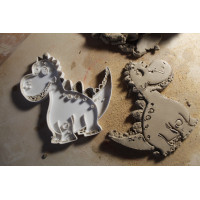 Duży wycinak + stempel do gliny / modeliny – uśmiechnięty dinozaur (12,5 × 12,5 cm)