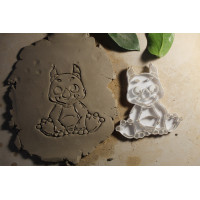 Duży wycinak + stempel do gliny / modeliny – siedzący dinozaur (10 × 10 cm)