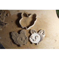 Wycinak + stempel do gliny / modeliny – uśmiechnięta pszczoła (7 × 7 cm)