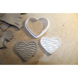 Wycinak + stempel do gliny / modeliny – serce z falami (8 × 7 cm)