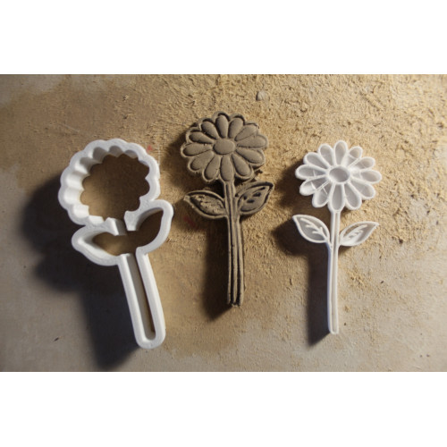 Wycinak + stempel do gliny / modeliny – kwiatek (wzór 2) (7,5 × 4 cm)