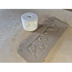 Mały Roller do Gliny i Modeliny – Zabawki Plażowe | 4 × 5,5 cm 🏖️