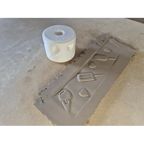 Mały Roller do Gliny i Modeliny – Zabawki Plażowe | 4 × 5,5 cm 🏖️