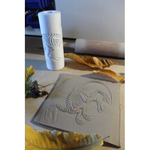 Wałek do gliny z teksturą – kości dinozaura