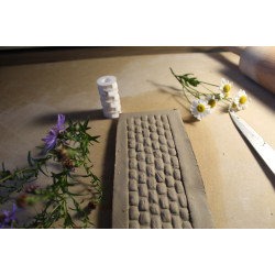 Mały wałek do gliny – wzór w stary mur