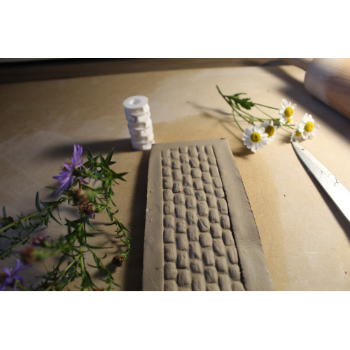 Mały wałek do gliny – wzór w stary mur