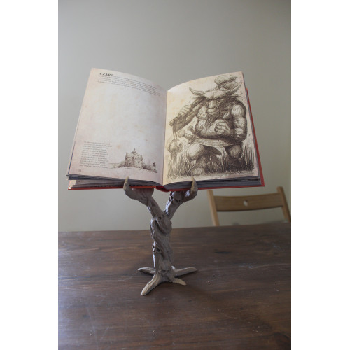 The Forbidden Book Holder – stojak na „zakazaną” książkę