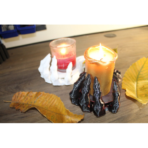 Świecznik – ręka zombi zaciskana na świecy